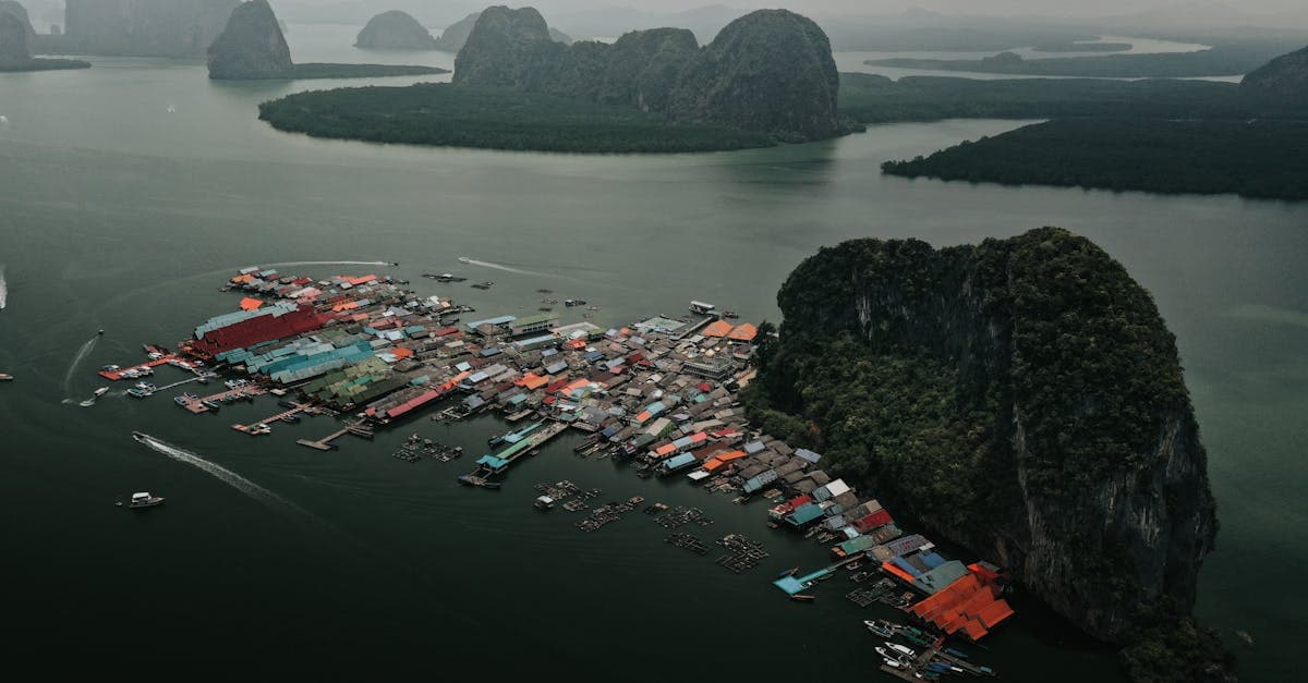 Ultimate Guide to Kiteboarding in Thailand: Spots, Seasons & Safety Tips